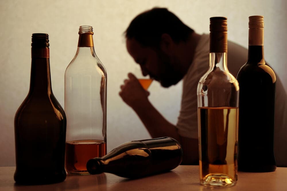 Hombre que sufre un trastorno por consumo de alcohol