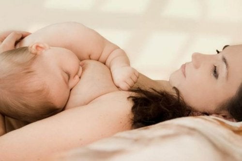 Posturas para amamantar al bebé a la inversa