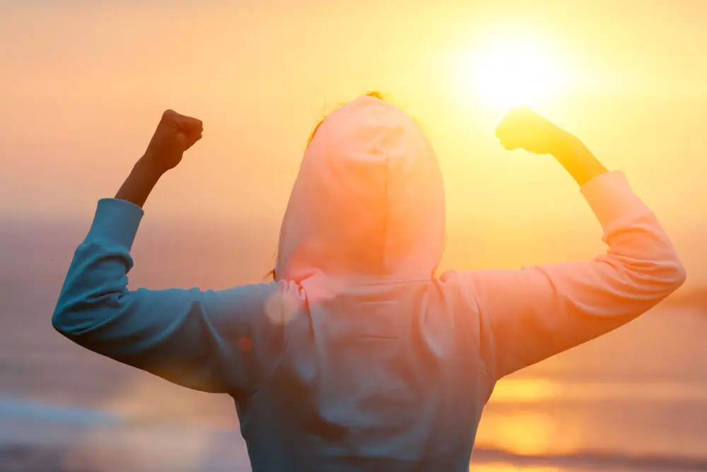 Motivationstipps für körperliche Aktivität - Frau im Sonnenuntergang