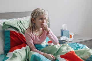 ¿Cómo ayuda el suero fisiológico contra la gripe en niños?