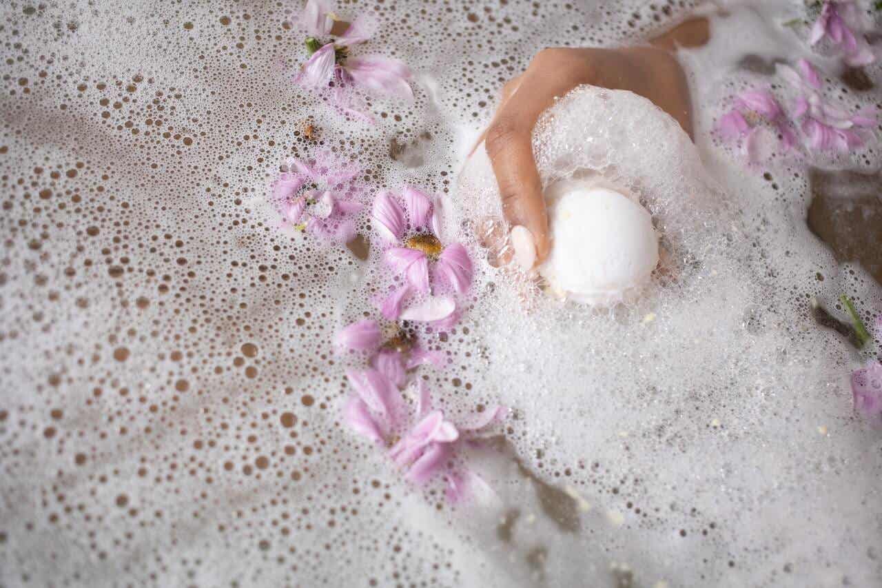 Baño de espuma con sales, aceites y flores.