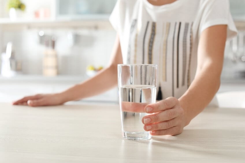 ¿El agua ayuda a bajar de peso? Mitos y verdades