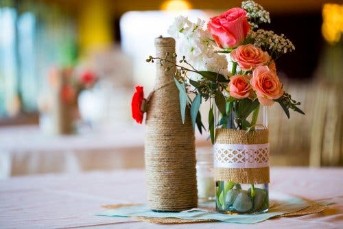 Macetas hechas con botellas decoradas y envases reciclados.