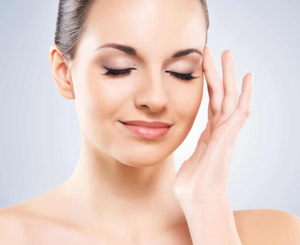 Los 6 mejores consejos para eliminar el brillo graso de la cara