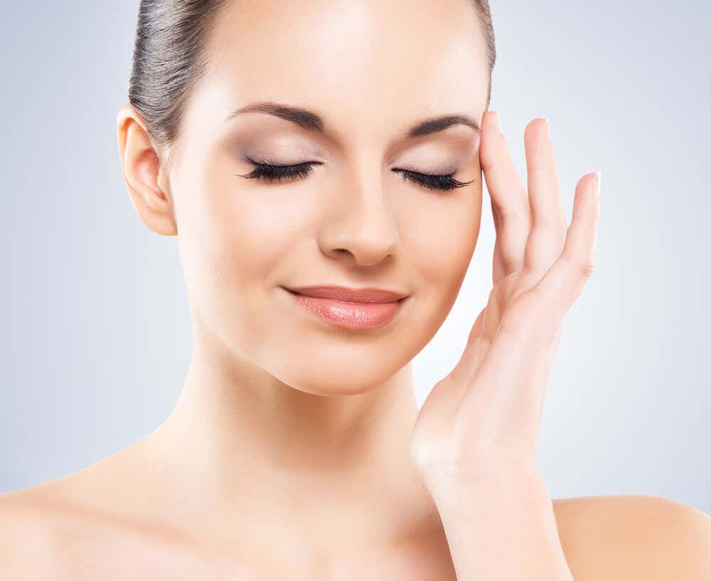 Los 6 mejores consejos para eliminar el brillo graso de la cara