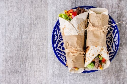 Burrito de arroz de coliflor y ensalada tailandesa