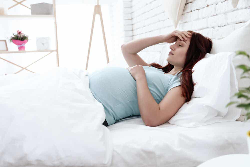 vagale Symptome - schwangere Frau liegt im Bett