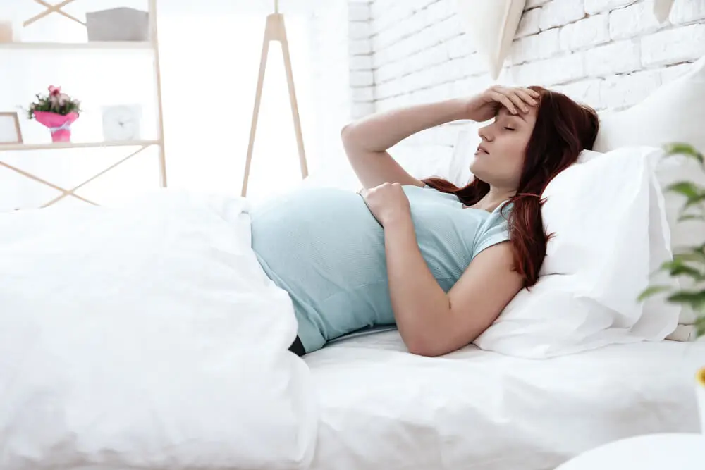 Zwangere vrouw in bed