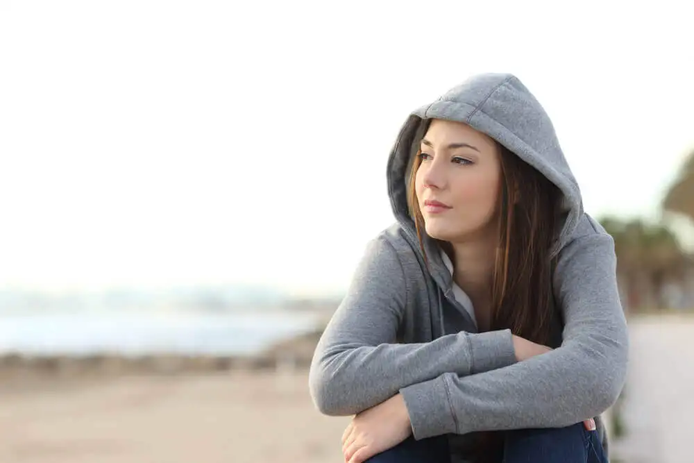 Chica pensando en los cambios de humor en la adolescencia
