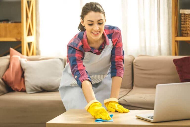 ¿Cómo limpiar las marcas de vasos en los muebles de madera?