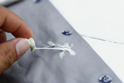 Hay ciertos trucos para quitar una goma de mascar de la ropa.