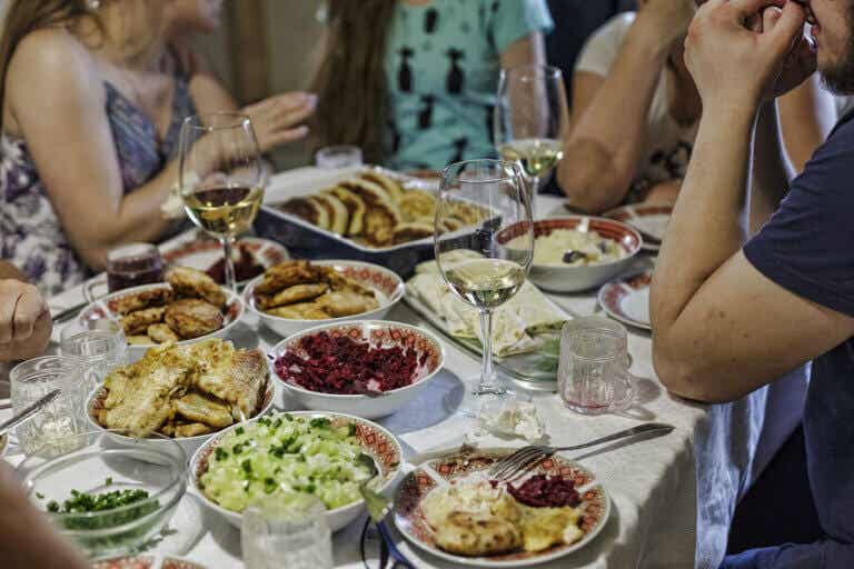 9 claves para evitar las comidas copiosas en fiestas
