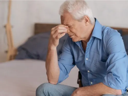 Hombre con expresión triste