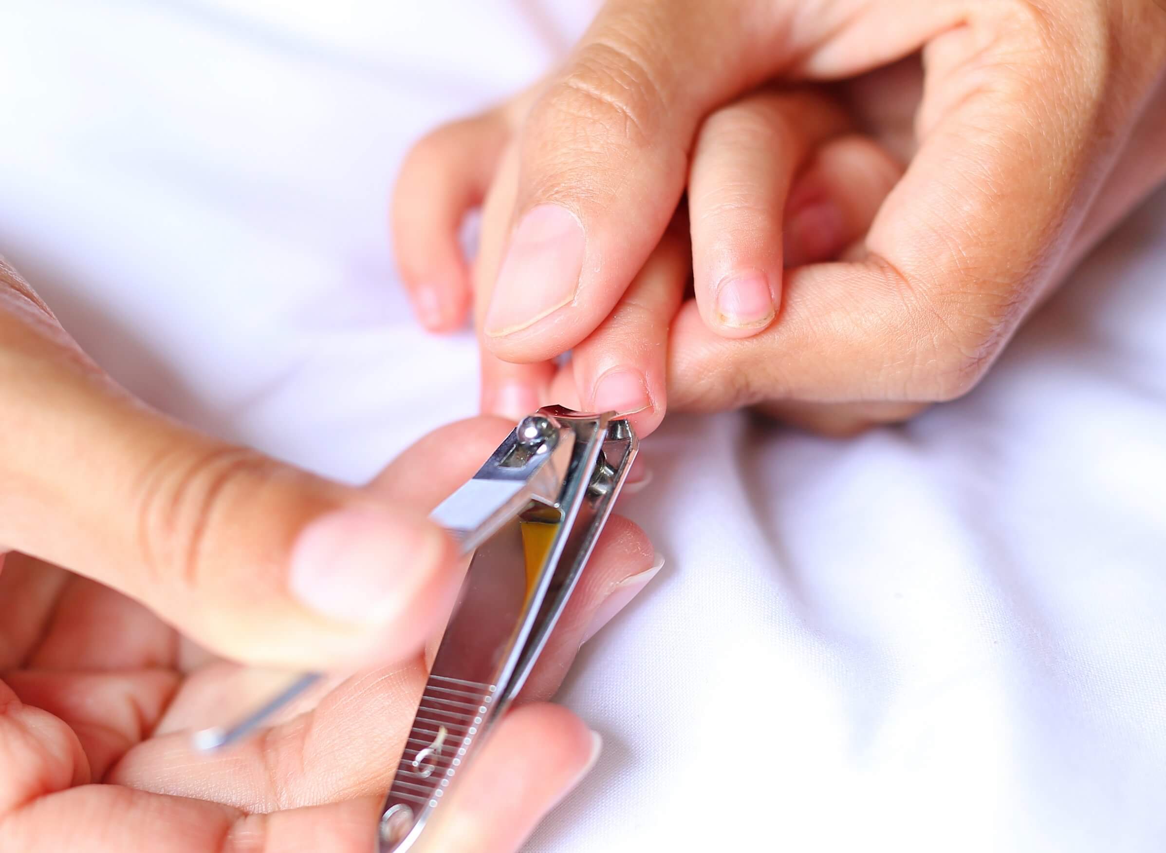 Las uñas de un niño recién nacido se cortan con tijeras