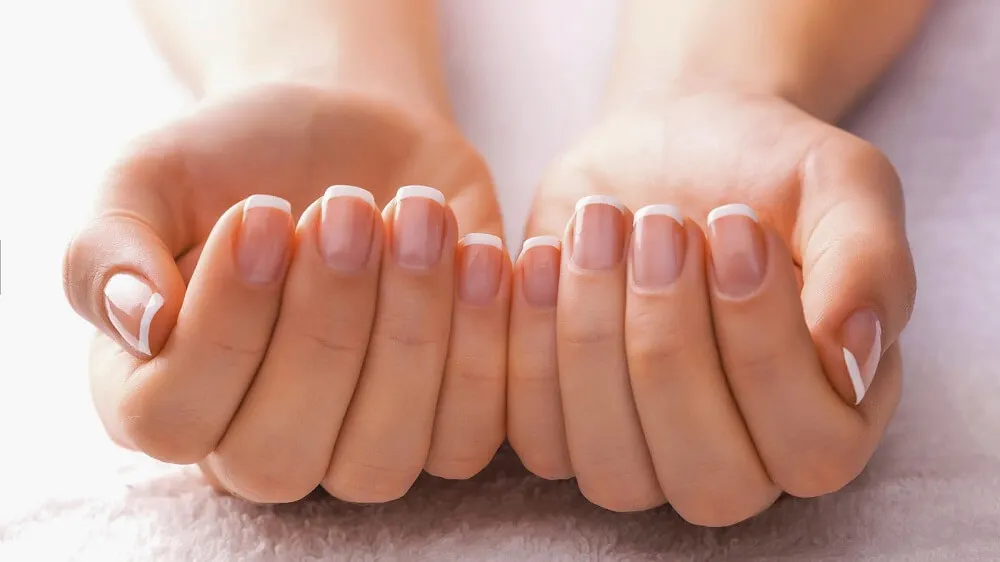 Manos enseñando las uñas