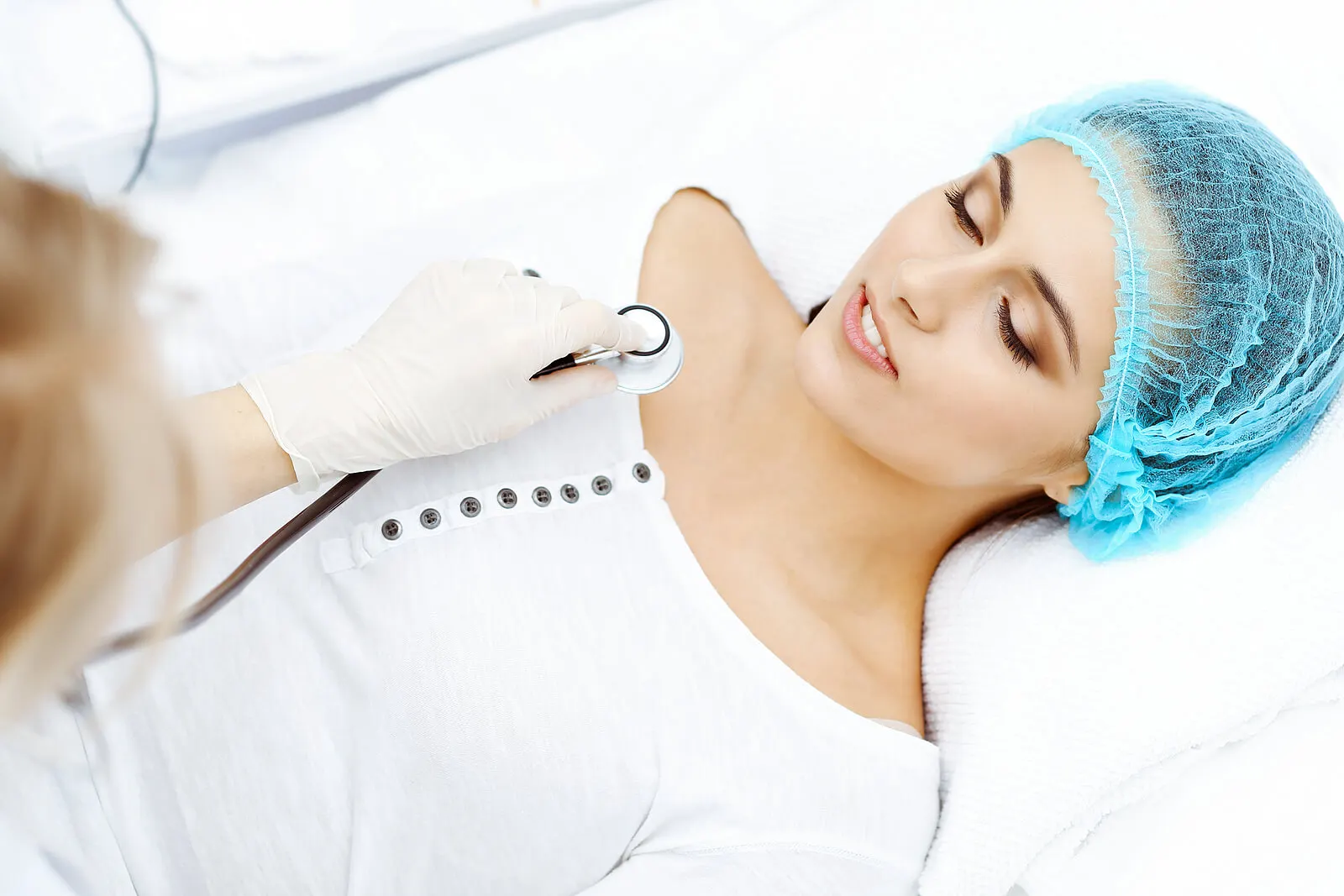 Doctora examinando a una paciente en postura decúbito supino.