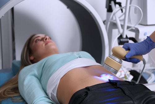 Mujer haciéndose una ecografía de ovarios