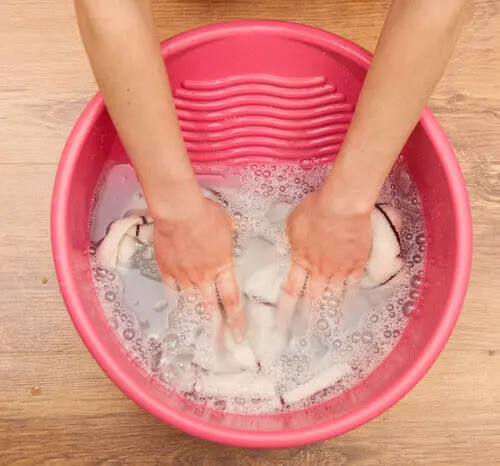 Podemos realizar un detergente de limón y sal en casa de manera sencilla.