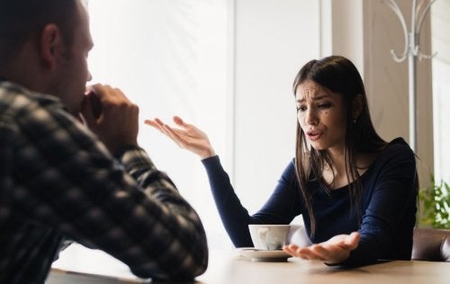 Estrés, móvil y horarios: los 3 culpables de crisis de pareja