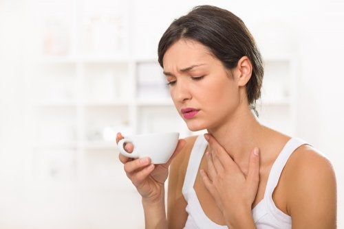 Preparado casero de cúrcuma y miel para aliviar el dolor de garganta