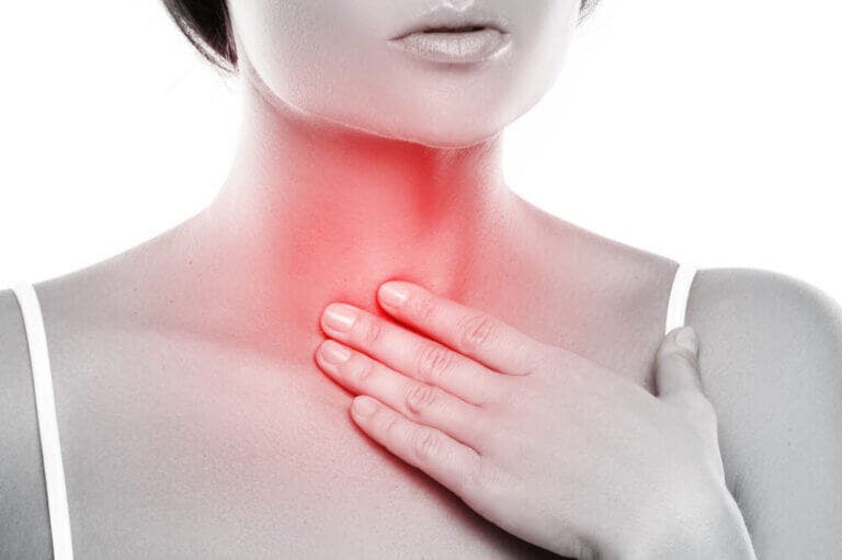 Cómo hacer un enjuague bucal para el tratamiento de la laringitis