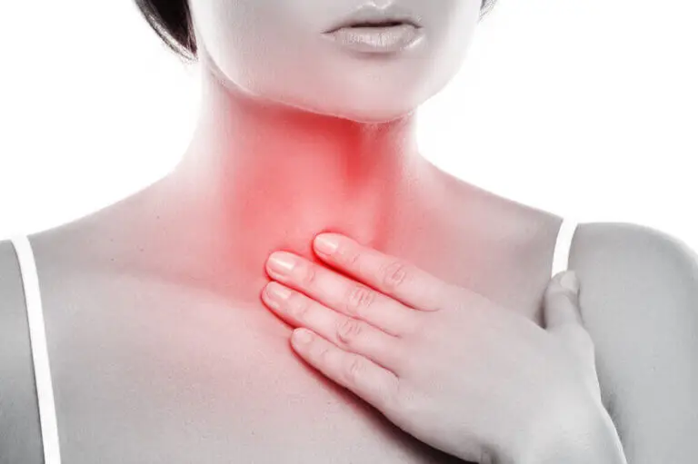 Cómo hacer un enjuague bucal para el tratamiento de la laringitis