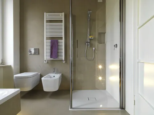 Baño cuadrado con ducha al lateral