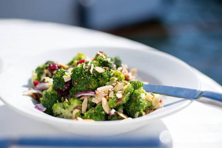 Ensalada depurativa con aliño de tahini