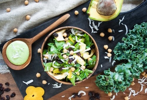Prepara una ensalada detox con espinacas, frutas y germinados