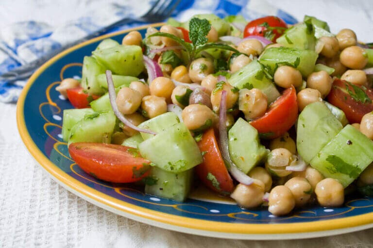 4 deliciosas recetas para hacer una ensalada de legumbres