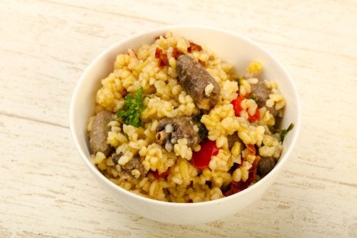 Exquisita ensalada de nabo, quinoa y semillas de sésamo tostado