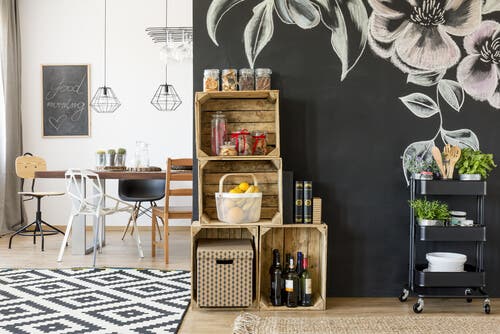 Podemos realizar estantes de cocina a partir de cajas de madera.