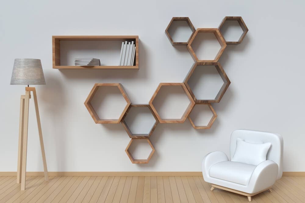 Estantería con forma de hexágono.