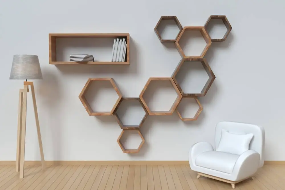 Estantería con forma de hexágono.