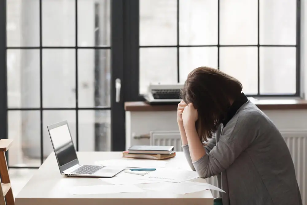 Estrés en el trabajo por no practicar feng shui.