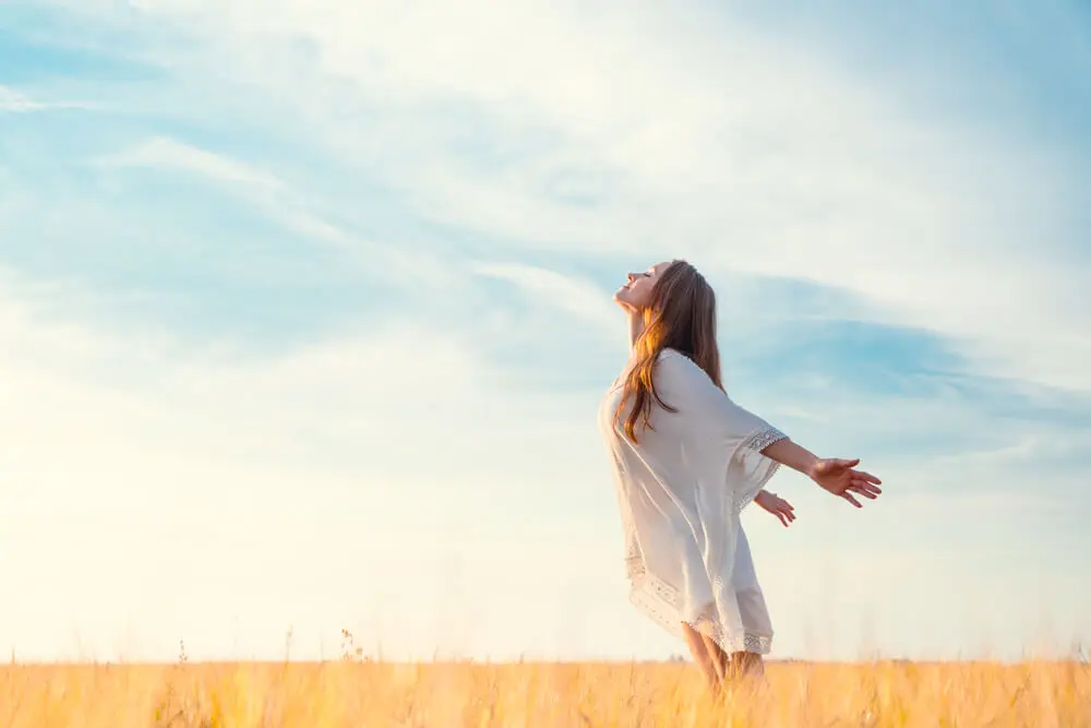 Mujer feliz al aire libre