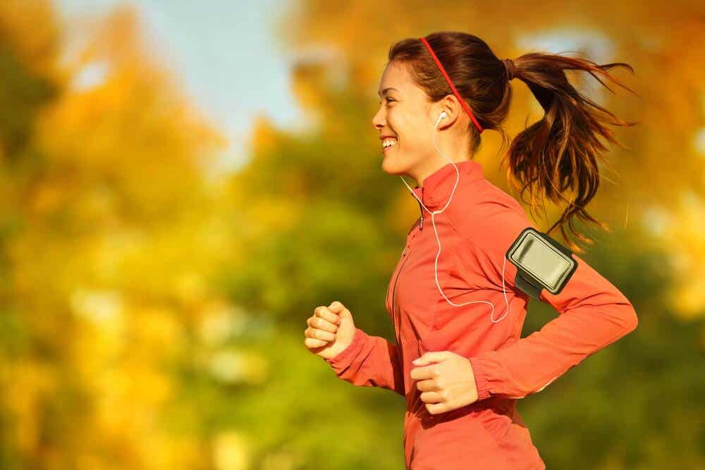 To avoid colds: woman doing physical exercise.