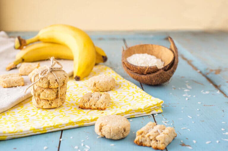 Galletas de banana, coco y bayas de goji