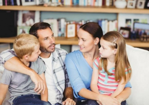 Familia conversando: fomentar el interés en los museos.