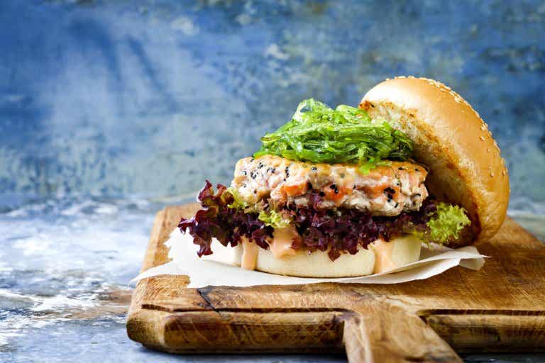 Hamburguesa de salmón y gambas: una forma saludable de consentirte
