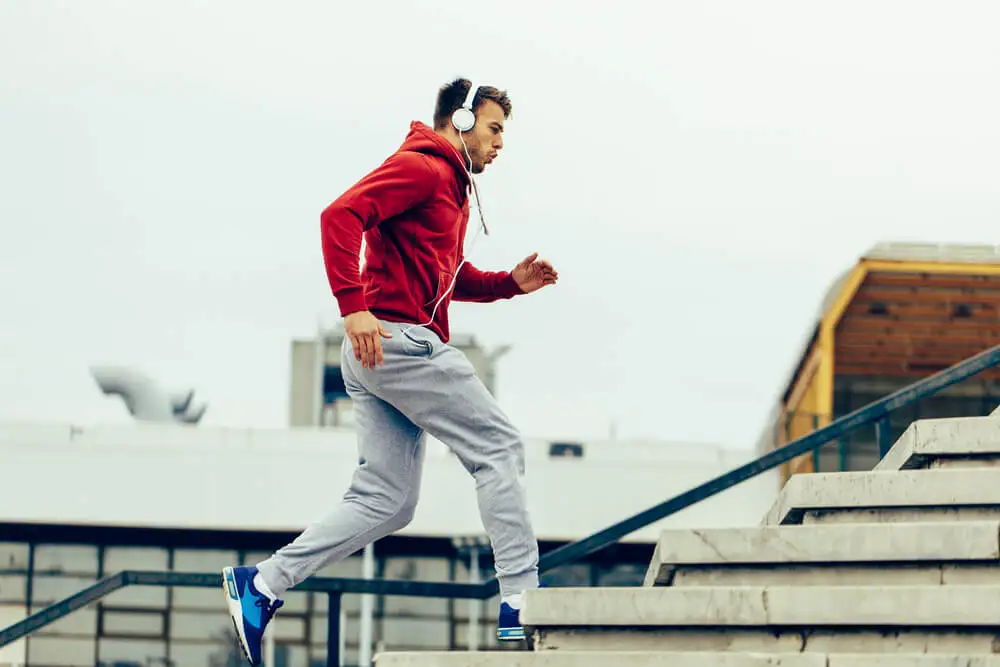 Mężczyzna. Ćwiczenie na świeżym powietrzu