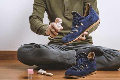 Hombre limpiando sus zapatos