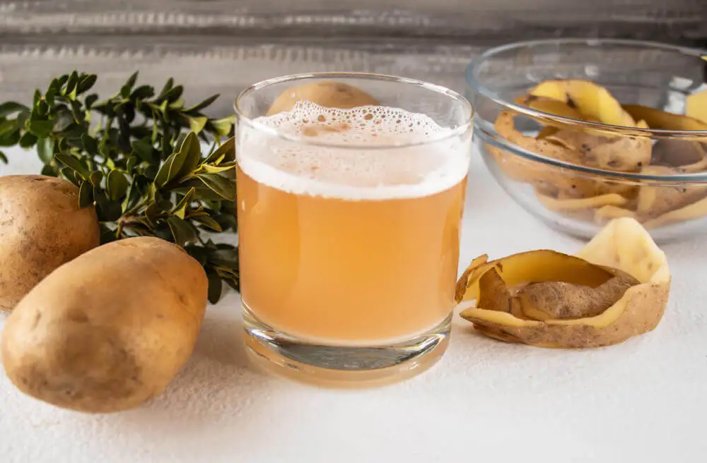 Vaso con jugo de patata