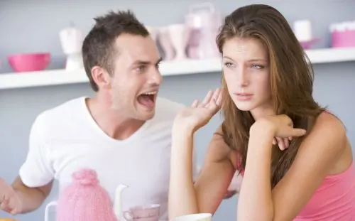 Agresión verbal en una pareja.