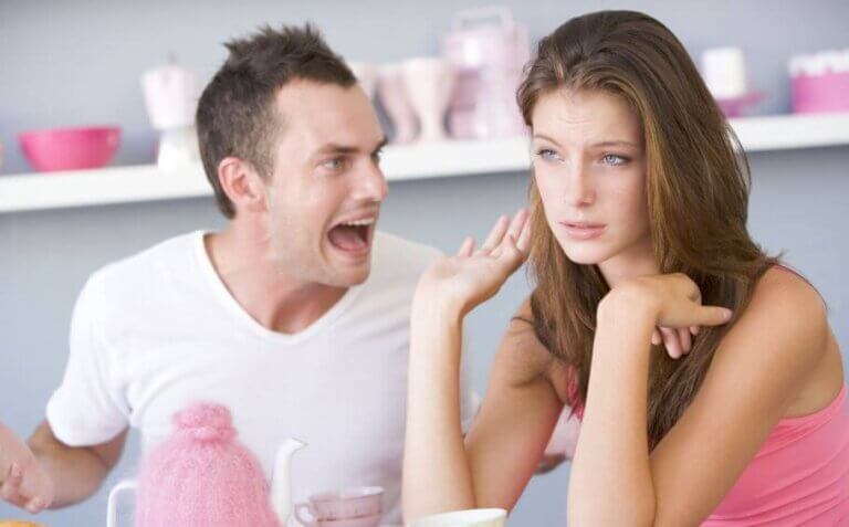 6 agresiones verbales de tu pareja que no debes tolerar