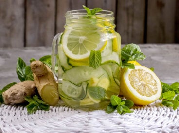 Elabora una limonada detox con jengibre y manzana