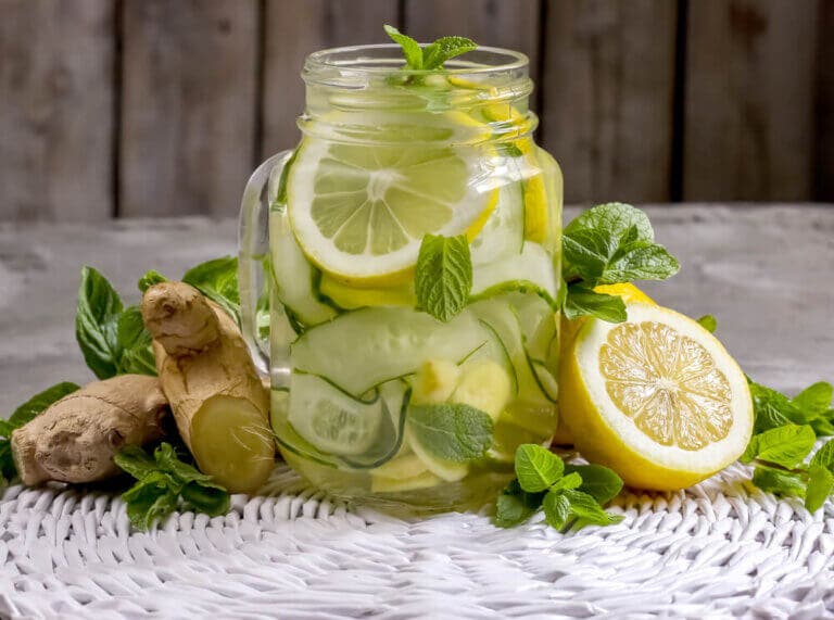 Elabora una limonada detox con jengibre y manzana