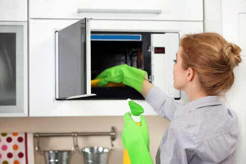 5 trucos para limpiar y desinfectar el horno microondas