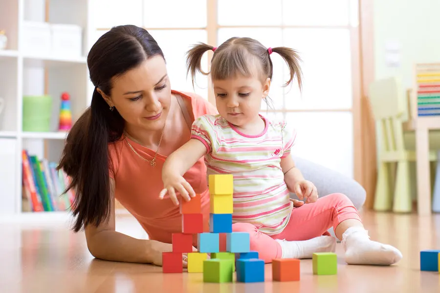 madre e hija jugando