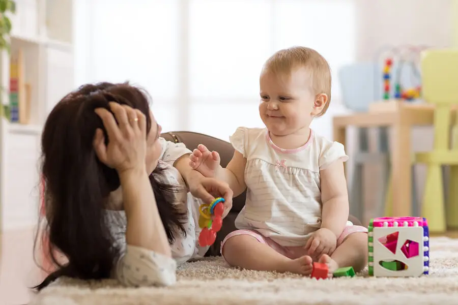 mamá y bebé jugando